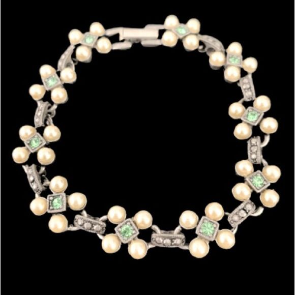Vintage Mid-Century Bracelet, Faux Pearls & Peridot Glass Crystals, Floral Motif - Picture 3 of 10